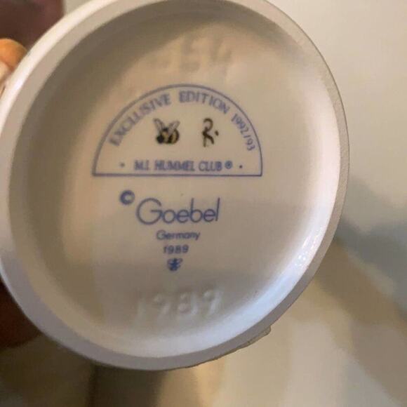 GOEBEL 1989 ML HUMMEL CLUB EXCLUSIVE EDITION CERAMIC LIGHTWEIGHT FIGURINE‎ - Picture 2 of 2